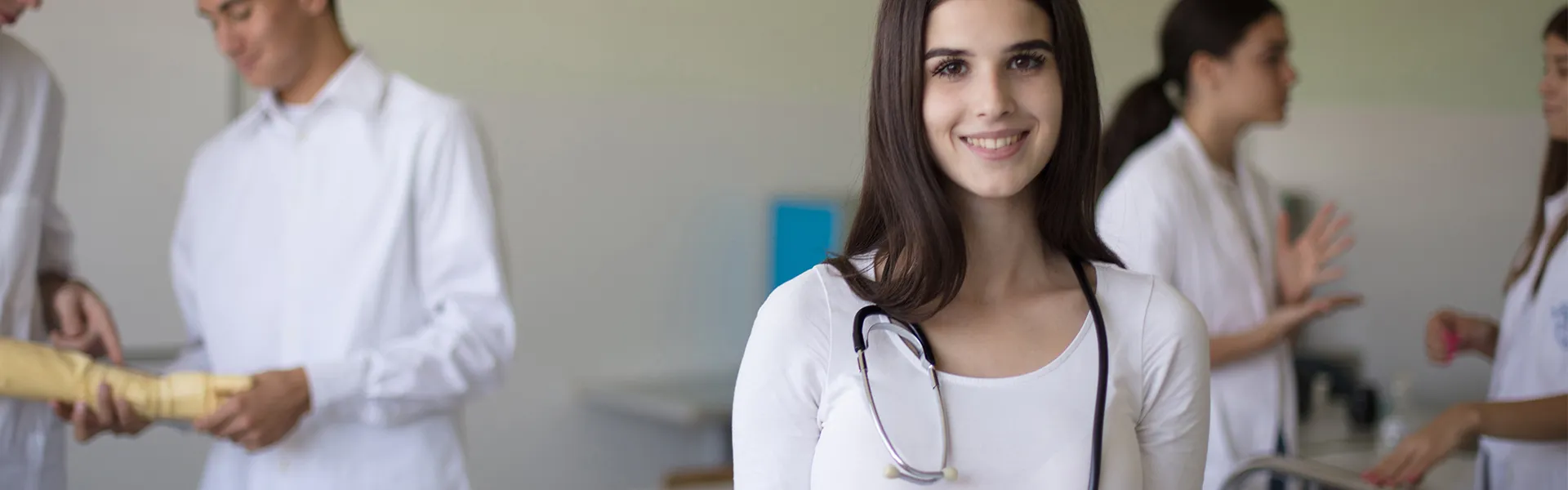 Estudiantes realizando el curso de Pre-Médico de la Javeriana Cali