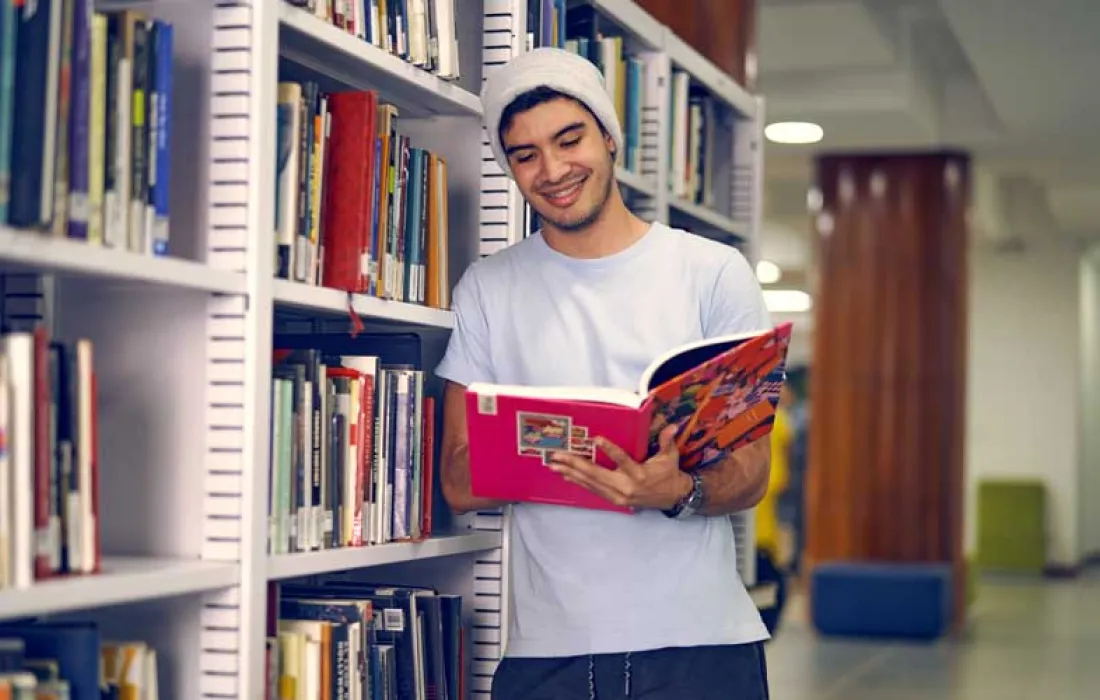 Estudiante de la Javeriana Cali leyendo un libro