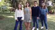 Estudiantes participantes del Consultorio Empresarial junto a Diana Grajales