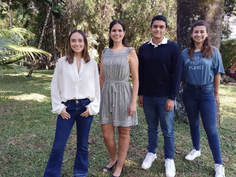 Estudiantes participantes del Consultorio Empresarial junto a Diana Grajales