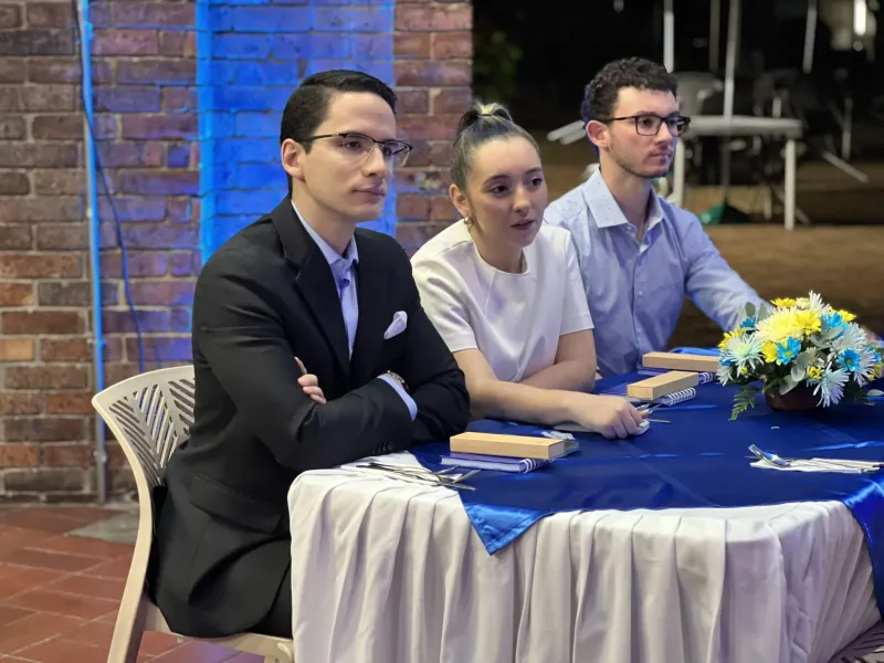 El campus de la Javeriana Cali fue el lugar escogido para reunir, el pasado 21 de noviembre, a varias generaciones de egresados del programa de Derecho, que se reencontraron para destacar la trayectoria de la carrera y recibir reconocimientos en agradecimiento al liderazgo, compromiso y trayectoria de las personas y entidades que han contribuido notablemente al desarrollo del programa. 