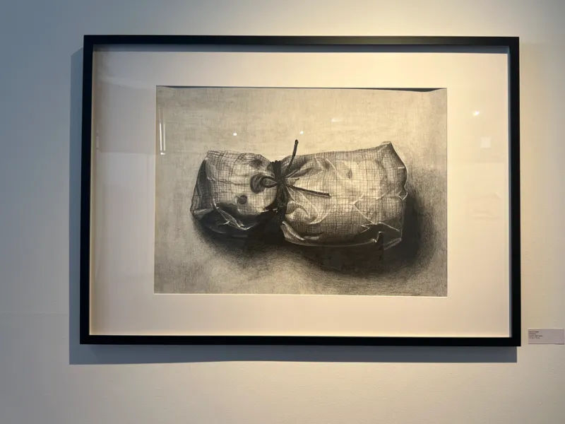  Estudiantes de Artes Visuales exploraron la memoria en la exposición 'Huellas entre lápiz y agua'