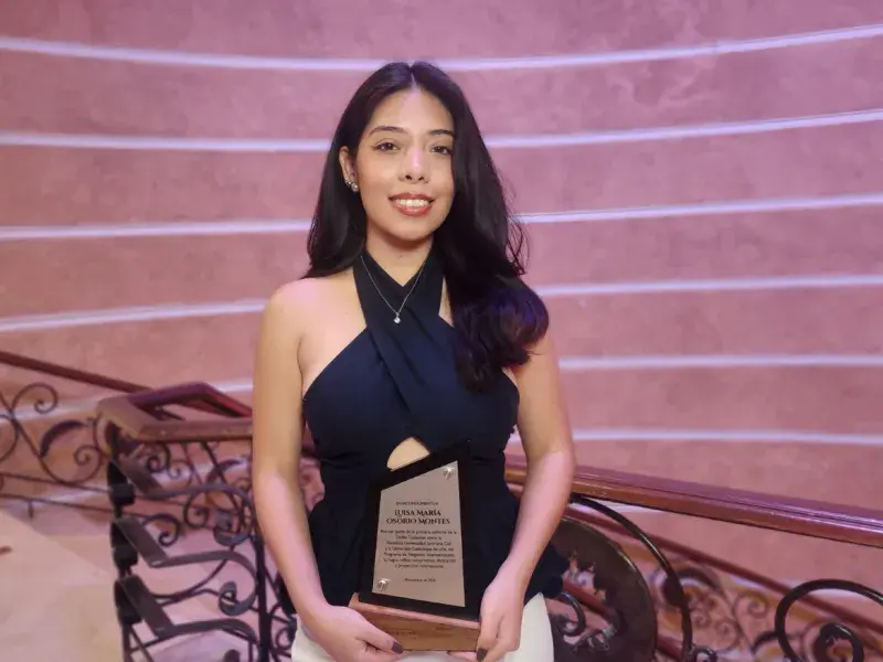 Luisa María Osorio con el reconocimiento