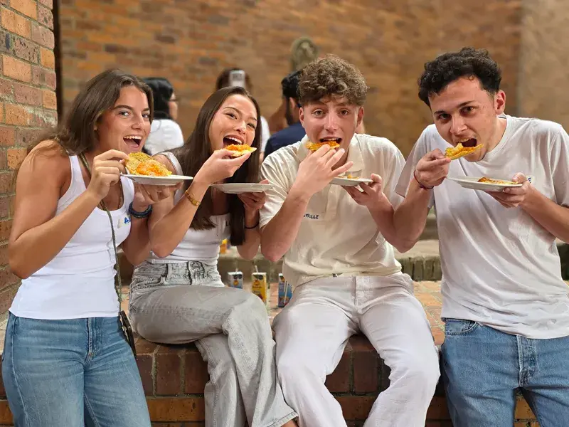 Estudiantes internacionales probando un plato típico colombiano