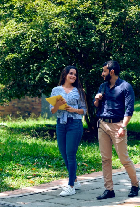 Estudiantes caminando en el campus de la Universidad Javeriana Cali